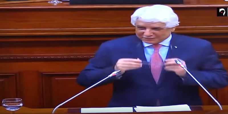 بالفيديو: وزير جزائري يدخل في نوبة ضحك هستيرية بالبرلمان